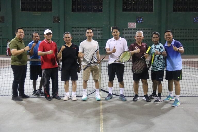 Kepala Kantor Wilayah (Kakanwil) Kementerian Hukum dan HAM (Kemenkumham) Kalimantan Timur Gun Gun Gunawan mempererat hubungan komunikasi dengan bermain tenis lapangan bersama Walikota Tarakan dr. Khairul, dan jajaran Pemerintah Kota Tarakan pada Rabu, (1/11/2023).