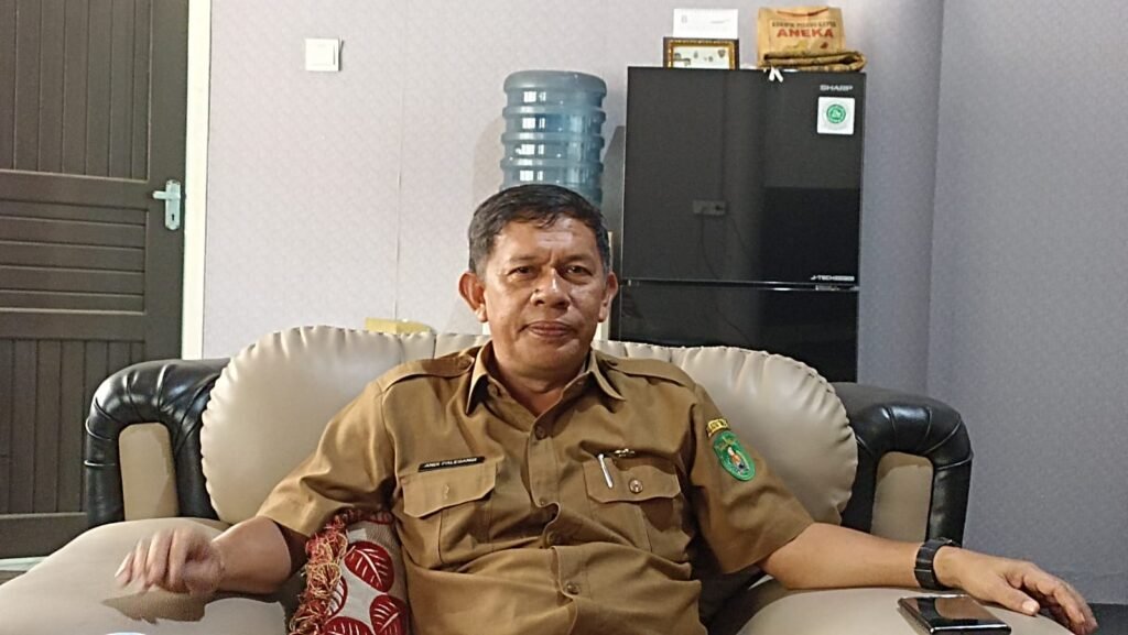 Menjaga Kelestarian Lingkungan, DLH Kutim Tindak Tegas Pembuang Sampah Sembarangan Kepala Dinas Lingkungan Hidup (DLH) melalui Sekretaris DLH Kutai Timur, Andi Palesangi menegaskan komitmen DLH untuk menanggulangi dampak lingkungan.