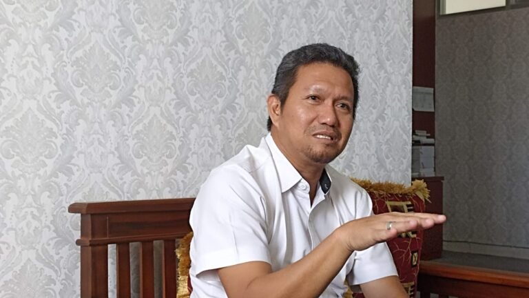 Pasar Pangan Murah, Langkah Tepat Kendalikan Inflasi di Kutai Timur
Telah dibaca : 828 Kali.
Dinas Ketahanan Pangan (DKP) Kabupaten Kutai Timur (Kutim) telah meluncurkan program Pasar Pangan Murah, dalam upaya untuk menjaga stabilitas harga dan mengendalikan inflasi. Program ini berlangsung pada 17-20 Oktober 2023, dan memperoleh sambutan antusias dari masyarakat.