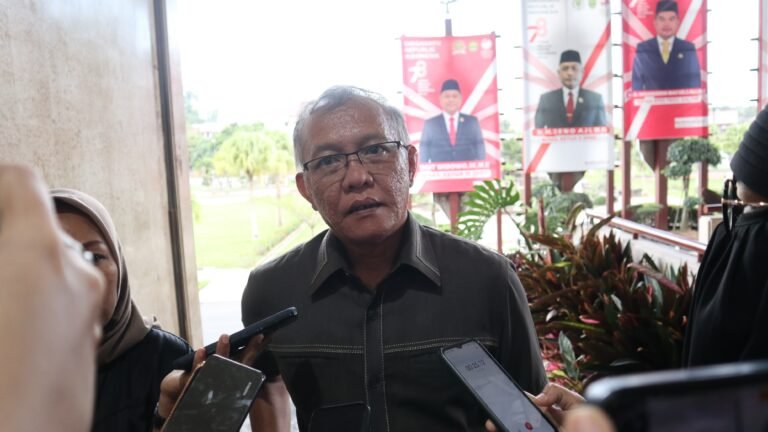 Wakil Ketua DPRD Kalimantan Timur (Kaltim) Muhammad Samsun memberikan apresiasi kepada petani di Kampung Putak, Desa Loa Duri Ilir, Kecamatan Loa Janan, Kabupaten Kutai Kartanegara, yang tetap menjalankan tradisi menanam padi di lereng gunung.