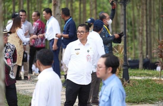 320 Investor Asing Masuk ke IKN, Akmal Malik: Luar Kita Rem Dulu, Prioritas Dalam Negeri
Telah dibaca : 865 Kali.
Penjabat (Pj) Gubernur Kalimantan Timur (Kaltim), Akmal Malik, mengatakan Presiden Republik Indonesia (RI) Joko Widodo (Jokowi) dalam arahannya menegaskan pemerintah lebih memprioritaskan investor dalam negeri untuk masuk ke Ibu Kota Nusantara (IKN).