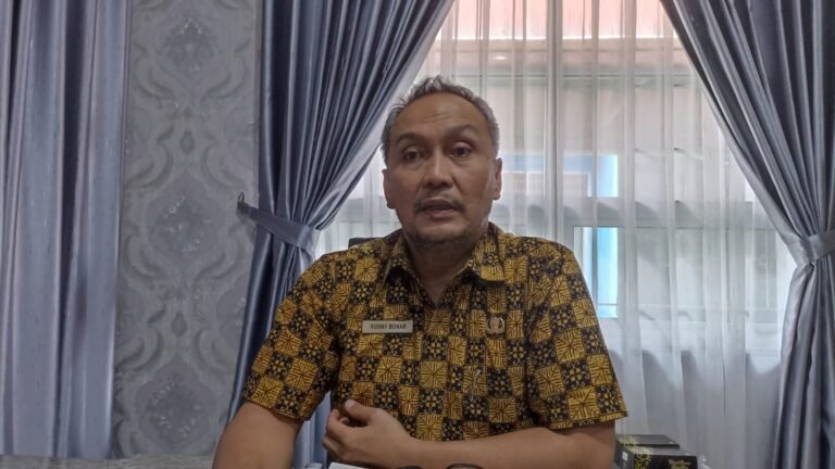 Pelaksana tugas (Plt) Kepala Dinas Pengendalian Penduduk dan Keluarga Berencana (DPPKB) Kutai Timur (Kutim) Kalimantan Timur (Kaltim), Ronny Bonar menekankan langkah proaktif dalam melindungi pernikahan calon pengantin (Catin) dan menjaga kesehatan anak-anak di Kutim.