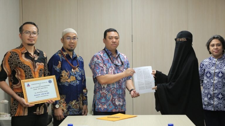 Kemenhub Apresiasi Perusahaan Pemegang SIUPPAK, Penuhi Hak Pelaut Meninggal Dunia
Telah dibaca : 757 Kali.
Direktorat Jenderal Perhubungan Laut Kementerian Perhubungan, turut dalam memfasilitasi penyerahan hak dan asuransi kepada keluarga ahli waris, anak buah kapal (ABK) yang meninggal dunia saat berlayar.