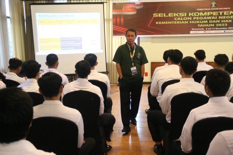 Heri Azhari Ajak Peserta SKD CPNS Prioritaskan Integritas dan Kejujuran
Telah dibaca : 733 Kali.
Para calon Tunas Pengayoman mengikuti tes Seleksi Kompetensi Dasar (SKD) berbasis Computer Assisted Test (CAT) di Hotel Mesra Kota Samarinda pada hari ke-3, Sabtu, (11/11/2023).