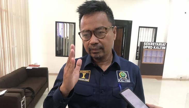 Baharuddin Demmu Tanggapi Status Tersangka Ketua KPK Firli Bahuri Ketua Komisi I DPRD Kalimantan Timur (Kaltim) Baharuddin Demmu, memberikan tanggapannya terkait status tersangka yang diumumkan terhadap Ketua Komisi Pemberantasan Korupsi (KPK).