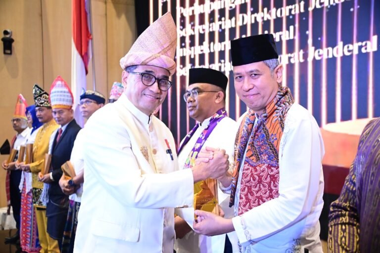 Menteri Perhubungan Budi Karya Sumadi, menyerahkan penghargaan Anugerah Standar Layanan Informasi Publik Tingkat Pejabat Pengelola Informasi dan Dokumentasi (PPID).