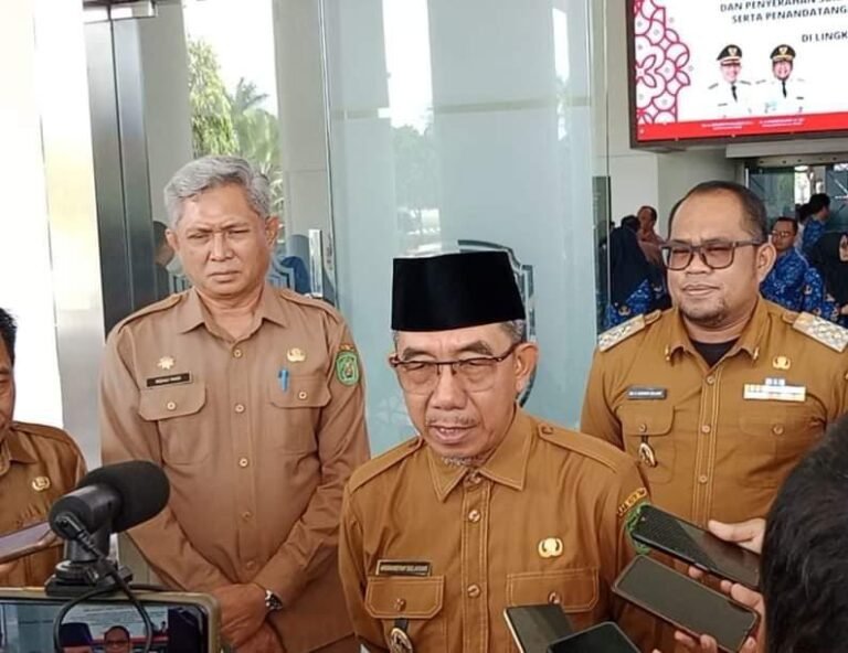 Bupati Kutai Timur (Kutim), Ardiansyah Sulaiman mengingatkan 586 Aparatur Sipil Negara (ASN) yang baru mengambil sumpah/janji dan 84 Pegawai Pegawai Pemerintah dengan Perjanjian Kerja (PPPK) Jabatan Fungsional Teknis Optimalisasi Formasi tahun 2022 yang baru menerima Surat Keterangan (SK) Bupati tentang Pengangkatan PPPK, untuk menunjukkan dedikasi dan loyalitas tinggi dalam menjalankan tugas mereka.