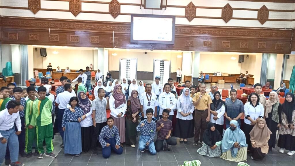 Badan Kesatuan Bangsa dan Politik (Kesbangpol) Kabupaten Kutai Timur (Kutim) menggelar acara Sosialisasi Pendidikan Politik dengan tema "Meningkatkan Peran dan Partisipasi Kaum Disabilitas pada Pemilu Serentak Tahun 2024."