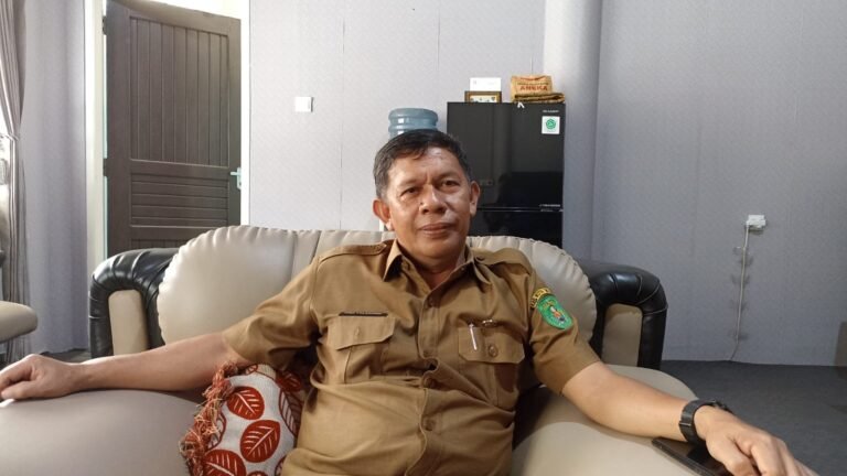 Dinas Lingkungan Hidup (DLH) Kabupaten Kutai Timur (Kutim) Kalimantan Timur (Kaltim) sedang melaksanakan program penghijauan dalam upaya pelestarian lingkungan dan rehabilitasi ekosistem.