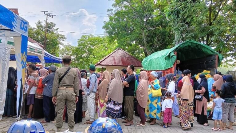 Harga Beras Sempat Naik Akibat Kemarau, Pemprov Gelar Operasi Pasar di PPU
Telah dibaca : 861 Kali.
Dalam rangka memenuhi ketersediaan pangan masyarakat, Pemerintah Provinsi (Pemprov) Kaltim dan Pemerintah Kabupaten (Pemkab) Penajam Paser Utara (PPU) menggelar operasi pasar murah di Kelurahan Penajam, Kecamatan Penajam, Jumat (17/11/2023)