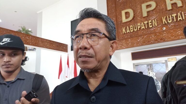 Pentingnya Akses Air Bersih: Bupati Kutai Timur Luncurkan Konsep SPAMDes untuk Daerah Pedesaan
Telah dibaca : 992 Kali.
Bupati Kutai Timur (Kutim) Ardiansyah Sulaiman menegaskan prioritas utama dalam upayanya meningkatkan kesejahteraan masyarakat Kutai Timur, khususnya dalam penyediaan air minum pedesaan (SPAMDes) dan sektor pendidikan