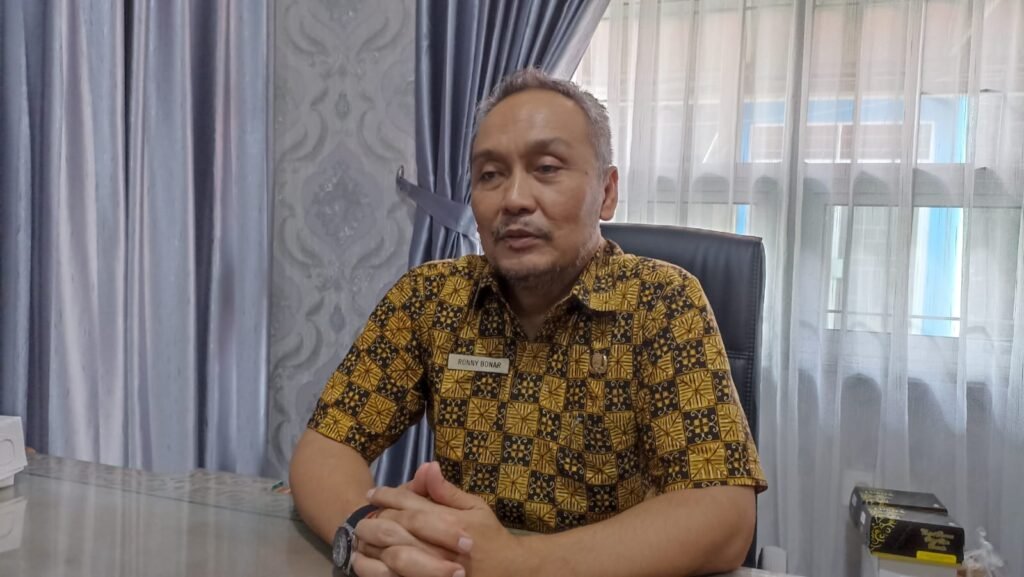 Pelaksana Tugas (Plt) Kepala Dinas Pengendalian Penduduk, dan Keluarga Berencana (DPPKB) Kutai Timur (Kutim) Kalimantan Timur (Kaltim), Ronny Bonar, menyoroti permasalahan stunting dengan menggarisbawahi kerumitan dalam mendefinisikan dan mengidentifikasi kondisi tersebut.