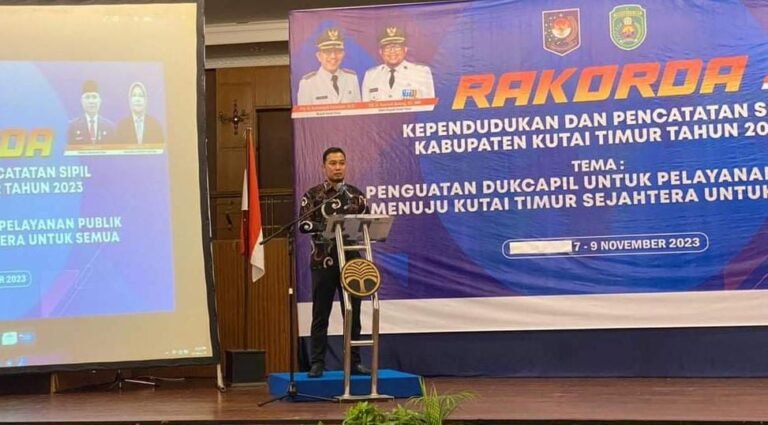 Dinas Kependudukan dan Catatan Sipil (Disdukcapil) Kabupaten Kutai Timur (Kutim) memastikan ketersediaan blangko Kartu Tanda Penduduk (KTP) dalam rapat koordinasi dengan camat dan kepala desa se-Kutim di Ball Room Senyiur Hotel, Samarinda, Selasa (7/11/2023).