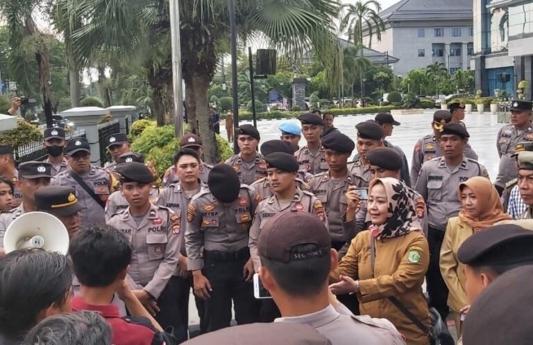 Unjuk Rasa Aliansi Mahakam, Ririn: Aspirasinya akan Disampaikan ke Pj Gubernur
Telah dibaca : 772 Kali.
Staf Ahli Bidang Polhukam Provinsi Kalimantan Timur (Kaltim), Ririn Sari Dewi, mewakili Penjabat (Pj) Gubernur Kaltim Akmal Malik menerima aksi unjuk rasa (unras) yang dilakukan Aliansi Mahakam di depan Kantor Gubernur Kaltim pada Selasa, (31/10/2023).