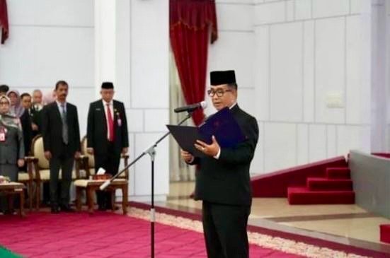 Lantik 14 Pejabat Dinkes, Akmal Malik: Momentum Muhasabah dan Refresh Diri Penjabat (Pj) Gubernur Kalimantan Timur (Kaltim) Akmal Malik menyebut 14 pejabat administrator dan pejabat pengawas di lingkup Pemerintah Provinsi (Pemprov) Kaltim yang dilantik akan membuat semangat bekerja lebih segar.