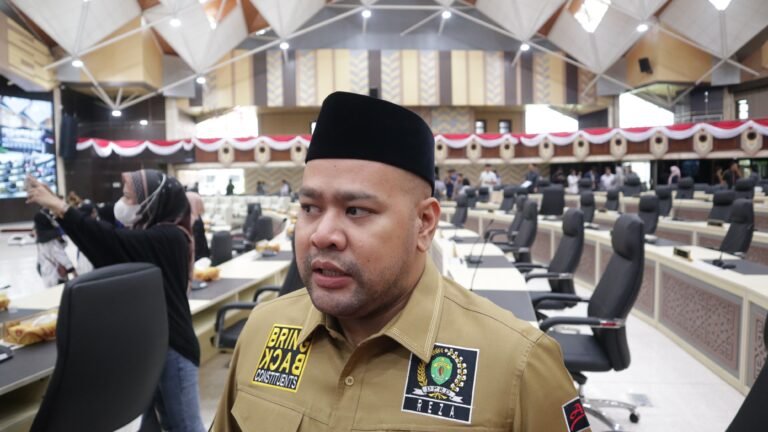 Raperda Fasilitas Pengembangan Pondok Pesantren Resmi Menjadi Perda, Ini Tanggapan Reza Fachlevi
Telah dibaca : 792 Kali.
Ketua Komisi IV DPRD Kalimantan Timur (Kaltim) Akhmed Reza Fachlevi, berikan tanggapan terkait pengesahan Rancangan Peraturan Daerah (Ranperda) tentang Fasilitas Pengembangan Pondok Pesantren.