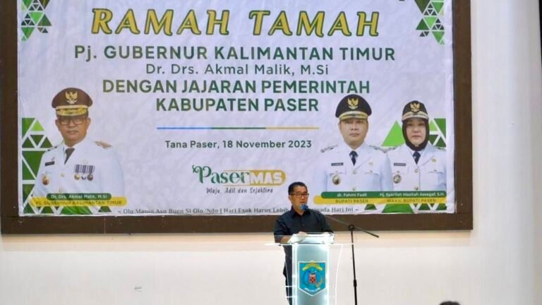 Penjabat (Pj) Gubernur Kalimantan Timur (Kaltim) Akmal Malik melakukan ramah tamah dengan jajaran Pemerintah Kabupaten Paser di Hotel Kriyad Sadurengas Tanah Grogot, Sabtu malam (18/11/2023).