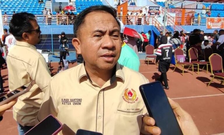 Ketua KONI Kutim, Rudi Hartono apresiasi festival sepak bola usia dini kategori umur 10 dan 12 tahun yang digagas oleh Dinas Pemuda dan Olahraga Kabupaten Kutai Timur (Dispora Kutim) dan Asosiasi Sepak Bola Kabupaten (Askab) Kutim.