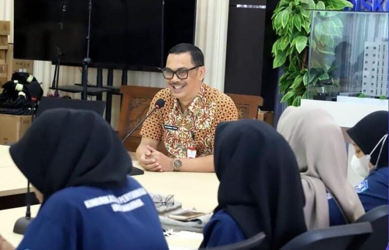 Kepala Dinas Komunikasi dan Informatika Provinsi Kalimantan Timur (Kaltim), Muhammad Faisal memberikan kuliah umum yang menginspirasi kepada 40 mahasiswa Universitas Islam Negeri Aji Muhammad Idris (UINSI) di ruang WIEK, Jumat (8/12/2023).