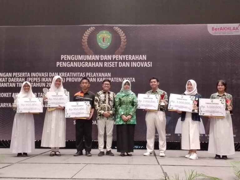 BRIDA Kaltim Berikan Penghargaan kepada Pemenang Lomba Roket Air Pelajar 2023
Telah dibaca : 850 Kali.
Badan Riset dan Inovasi Daerah Provinsi Kalimantan Timur (BRIDA Kaltim) memberikan penghargaan kepada siswa SMA terbaik yang berhasil memenangkan Lomba Roket Air Pelajar Tahun 2023