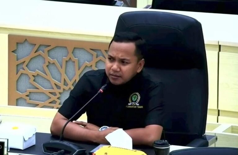 Udin Desak Tindakan Tegas Pemprov Terhadap Pengganggu Kehidupan Nelayan Tradisional
Telah dibaca : 790 Kali.
Anggota Komisi I DPRD Provinsi Kalimantan Timur (Kaltim) M. Udin, meminta kepada penegak hukum dan pemerintah provinsi untuk menindak tegas penangkapan ikan secara ilegal atau ilegal fishing yang merusak, dikenal sebagai destructive fishing. mengganggu kehidupan nelayan tradisional.