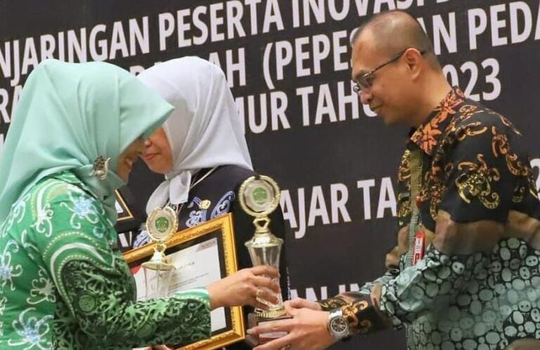 Dalam kegiatan Lomba Penjaringan Perangkat Daerah Berinovasi dalam Pelayanan Kepada Masyarakat Provinsi Kalimantan Timur Tahun 2023 yang dihelat oleh Badan Riset Daerah (Brida) Kaltim, Dinas Perkebunan Provinsi Kaltim meraih penghargaan melalui inovasi unggulnya, "Si Calo Kebun".