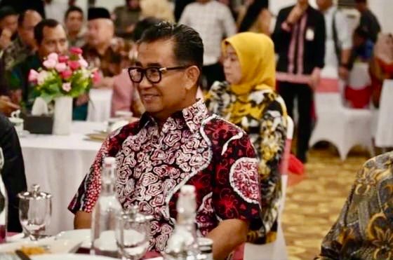 Akmal Malik: Jaga Keseimbangan Ekonomi dan Kepentingan Masyarakat Penjabat (Pj) Gubernur Kalimantan Timur (Kaltim) Akmal Malik mengingatkan perusahaan pengelola komoditi perkebunan (kelapa sawit) dan pertambangan (batubara) yang melintasi jalan umum di Kabupaten Paser untuk mematuhi aturan yang berlaku.