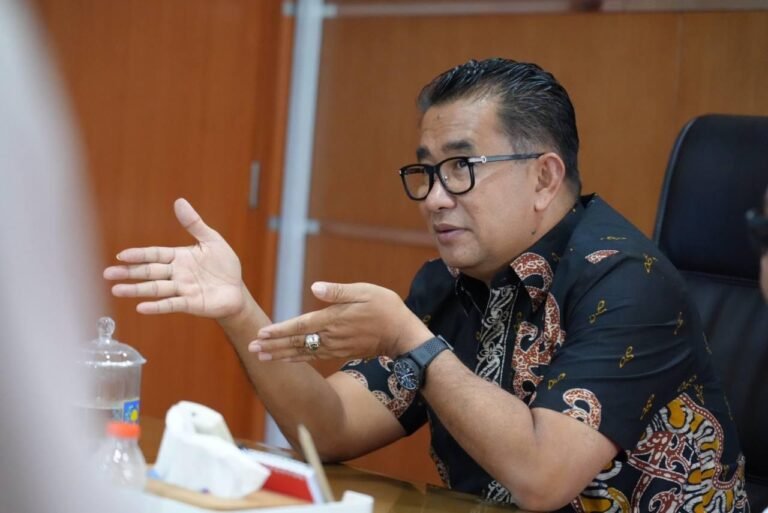 Siapkan Data Presisi, Akmal Malik : Perencanaan Pembangunan Tepat Sasaran
Telah dibaca : 819 Kali.
Penjabat (Pj) Gubernur Kaltim Akmal Malik menegaskan pentingnya kesesuaian data dalam setiap proses perencanaan pembangunan di daerah sebab diakuinya persoalan yang masih terjadi hingga saat ini belum adanya sinkronisasi data antara pusat dan daerah.