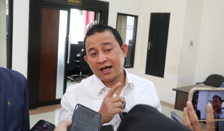 Sapto Setyo Pramono, Siap Berbakti untuk Membangun Samarinda Melalui Jalur Politik
Telah dibaca : 945 Kali.
Politik adalah salah satu jalan untuk berbakti kepada masyarakat dan daerah. Hal itu dikatakan oleh Sapto Setyo Pramono, anggota Fraksi Golkar DPRD Kalimantan Timur (Kaltim).