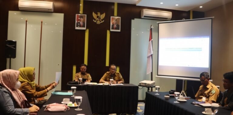 Badan Kesatuan Bangsa dan Politik Provinsi Kalimantan Timur (Kesbangpol Kaltim) menggelar rapat bersama Tim Terpadu Penanganan Konflik Sosial, membahas potensi konflik dan upaya pencegahannya.