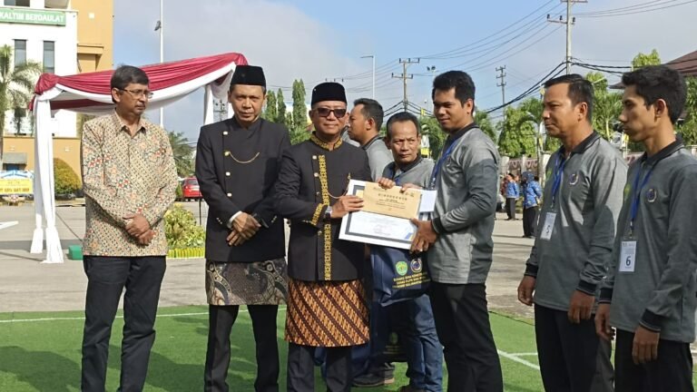Dinas Pekerjaan Umum, Penataan Ruang, dan Perumahan Rakyat (PUPR) Kalimantan Timur (Kaltim) menggelar Upacara Hari Bakti Pekerjaan Umum ke-78 Tahun 2023 di Halaman depan kantor Dinas PUPR Provinsi Kaltim.