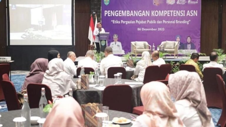 Kepala Badan Pengembangan Sumber Daya Manusia (BPSDM) Provinsi Kalimantan Timur (Kaltim), Dra Nina Dewi, menegaskan pentingnya Etika Pergaulan dan Personal Branding bagi pejabat publik.