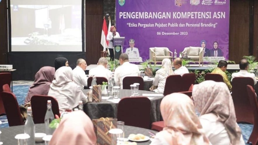 BPSDM Kaltim Ajak ASN Pahami Etika Pergaulan dan Personal Branding Kepala Badan Pengembangan Sumber Daya Manusia (BPSDM) Provinsi Kalimantan Timur (Kaltim), Dra Nina Dewi, menegaskan pentingnya Etika Pergaulan dan Personal Branding bagi pejabat publik.
