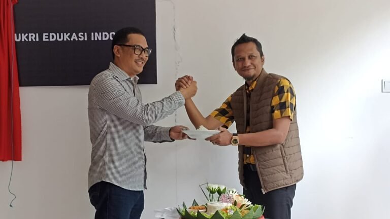 Momentum peresmian Sukri Institute dan perayaan ulang tahun Insitekaltim.com ke-6 di SCaffe, Jalan Untung Suropati, Samarinda, pada Minggu (10/12/2023).