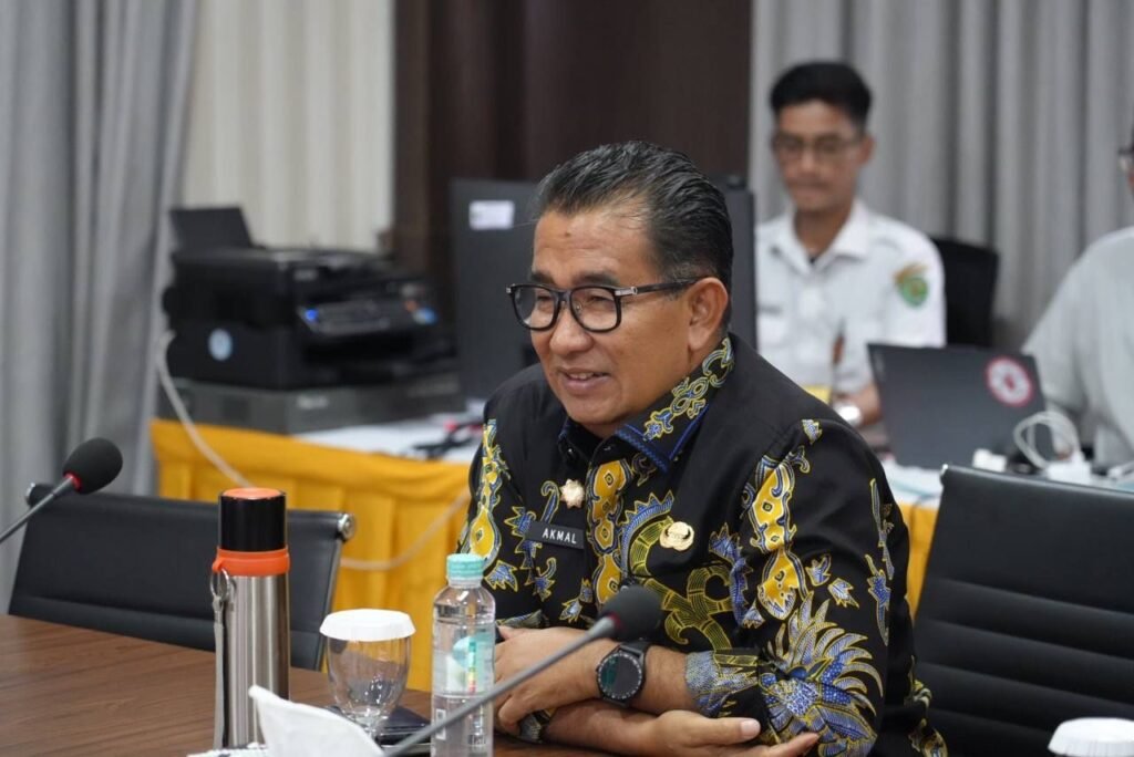 Transformasi Pertanian Tak Hanya untuk Buffer Zone IKN, Akmal Malik Ingatkan: Harus Adil Penjabat (Pj) Gubernur Kaltim Akmal Malik dengan seksama mendengarkan paparan tentang Innovation Regions for a Just Energy Transition oleh Deutsche Gesselschaft fur Internationale Zusammenarbeit (GIZ) Bappeda Provinsi Kaltim.