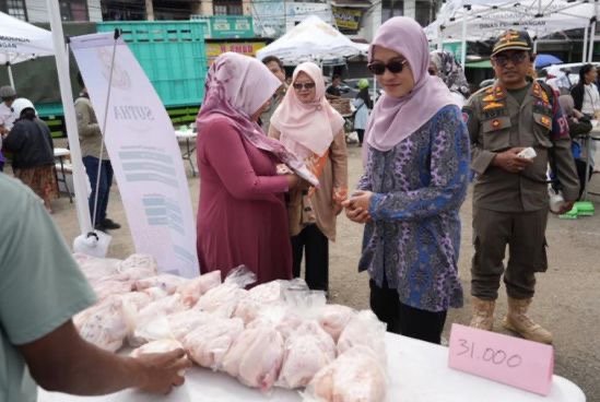 Stok Pangan Aman, Sekda Minta Distributor Beri Kewajaran Harga untuk Masyarakat Sekretaris Daerah (Sekda) Kalimantan Timur (Kaltim) Sri Wahyuni berharap distributor dan produsen komoditi memiliki komitmen yang sama dengan Pemerintah Daerah (Pemda) dalam memberikan kewajaran harga untuk masyarakat.
