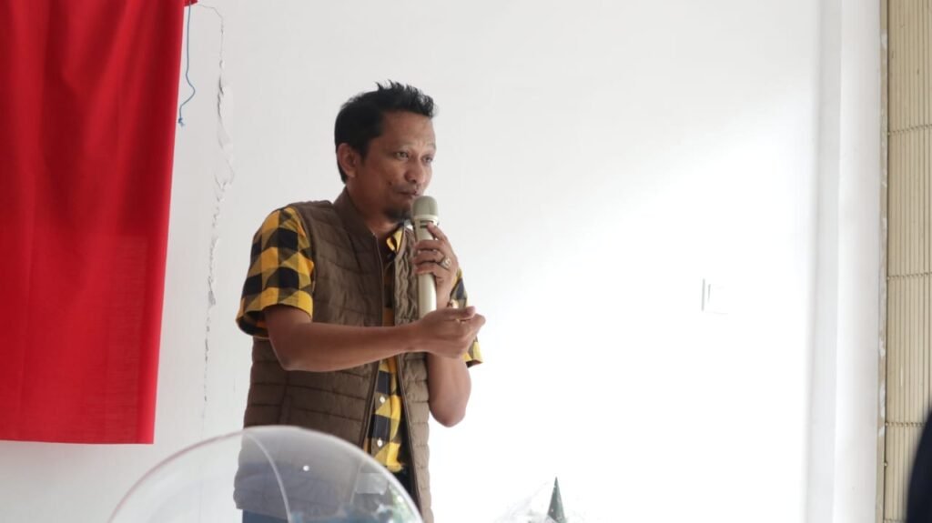 Nidya Listiyono Berikan Hadiah untuk 2 Wartawan di Acara Peluncuran Sukri Institute Dalam acara peluncuran Sukri Institute dan merayakan ulang tahun ke-6 insitekaltim.com, Ketua Pakar Jaringan Media Siber Indonesia (JMSI) Kalimantan (Kaltim), Nidya Listiyono, memberikan apresiasi kepada CEO MSI Group Sukri, dan timnya yang terus berkembang di Bumi Etam.