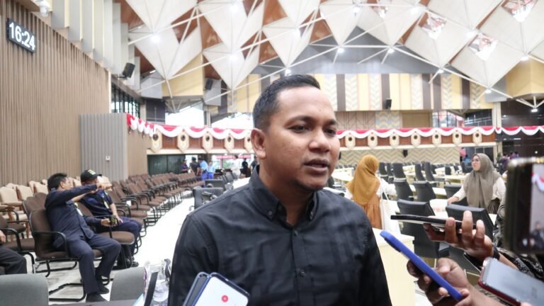 DPRD Kalimantan Timur (Kaltim), mendesak perusahaan sawit menunaikan kewajibannya, memberikan 20 persen hak plasma kepada masyarakat sekitar wilayah operasi mereka.