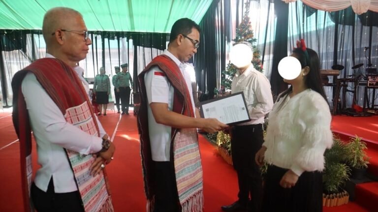 Kepala Kantor Wilayah (Kakanwil) Kementerian Hukum dan HAM (Kemenkumham) Kalimantan Timur (Kaltim) Gun Gun Gunawan, memimpin jalannya Penyerahan Remisi Khusus Bagi Narapidana dan Pengurangan Masa Pidana Khusus Bagi Anak Binaan pada Hari Natal Tahun 2023 di Rutan Kelas IIA Samarinda.