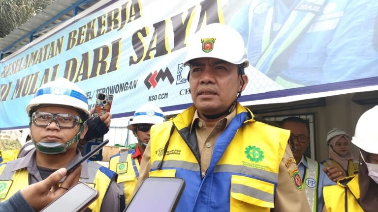 Wali Kota Samarinda, Kalimantan Timur, Andi Harun bersama dengan tim Pemerintah Kota Samarinda melakukan pengecekan progres terowongan Gunung Manggah di Jalan Sultan Alimuddin, Senin (4/12/2023).
