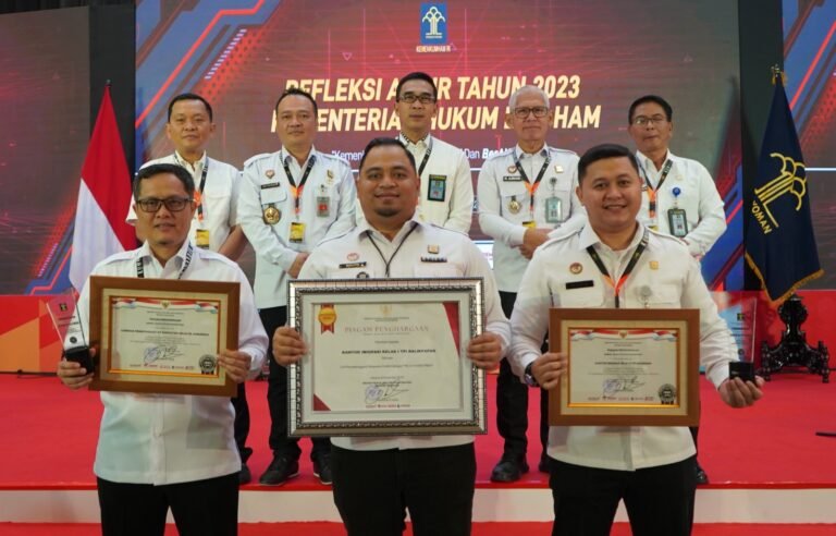 Menutup rangkaian kegiatan Rakor Pengendalian Capaian Kinerja dan puncak acara Refleksi Akhir Tahun, Tiga Unit Pelaksana Teknis (UPT) di lingkungan Kantor Wilayah (Kanwil) Kementerian Hukum dan HAM (Kemenkumham) Kalimantan Timur (Kaltim) raih beberapa penghargaan.