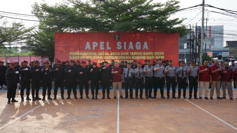 Kepala Divisi Pemasyarakatan (Kadivpas), Heri Azhari memimpin jalanya Apel Siaga Pengamanan Natal dan Tahun Baru (Nataru) di Kantor Wilayah (Kanwil) Kementerian Hukum dan HAM (Kemenkumham) Kalimantan Timur (Kaltim), Kamis (21/12/2023).