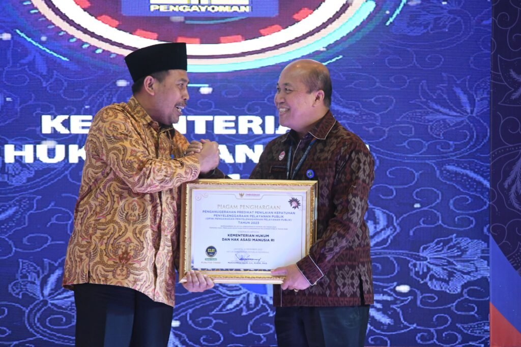 Kemenkumham Raih Penghargaan dari Ombudsman RI dalam Kepatuhan Pelayanan Publik Sekali lagi, Kementerian Hukum dan Hak Asasi Manusia (Kemenkumham) menorehkan prestasi membanggakan. Kali ini penghargaan diraih dari Ombudsman RI dalam Penilaian Kepatuhan Penyelenggaraan Pelayanan Publik.