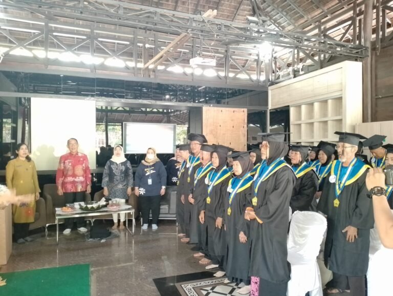 Badan Kependudukan dan Keluarga Berencana Nasional (BKKBN) Provinsi Kalimantan Timur (Kaltim) menggelar Wisuda Ke-1 Sekolah Lansia Gema Lantang.