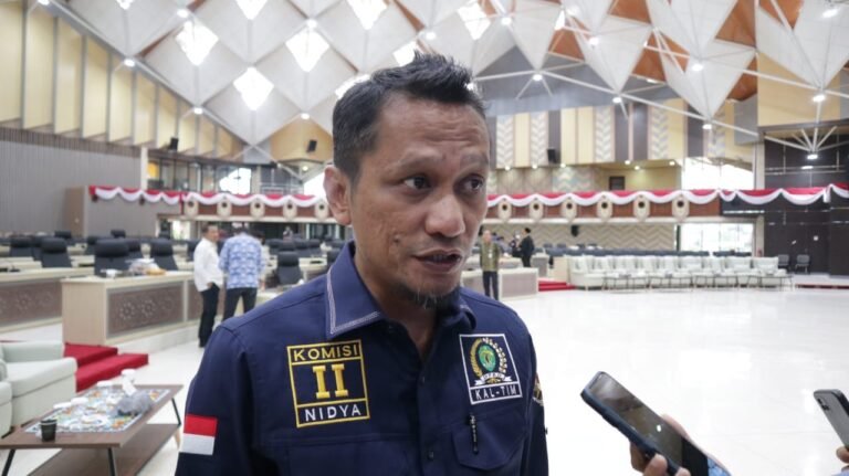 Memasuki awal tahun 2024, bahan pokok berupa minyak goreng dan gula di sejumlah pasar tradisional maupun supermarket di wilayah Samarinda Kalimantan Timur (Kaltim) sulit ditemukan.