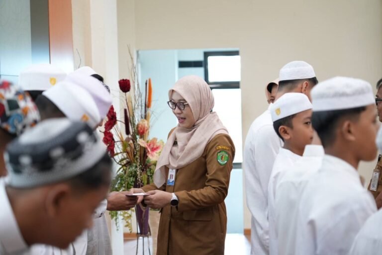 Sekretaris Daerah (Sekda) Provinsi Kalimantan Timur, Sri Wahyuni Hadiri acara syukuran dan santunan anak yatim piatu yang diselenggarakan oleh Badan Pendapatan Daerah (Bapenda) Kaltim, Selasa (2/1/2024).