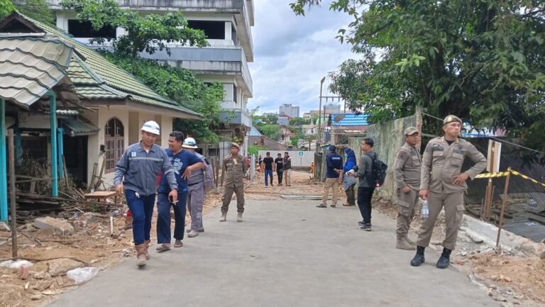 Kepala Biro Administrasi Pimpinan Setda Provinsi Kalimantan Timur (Kaltim), Syarifah Alawiyah menyebut Pemerintah Provinsi (Pemprov) menghentikan kegiatan pembongkaran pagar dan bangunan Rumah Sakit Islam Samarinda karena prosedur hukum yang belum dilengkapi.