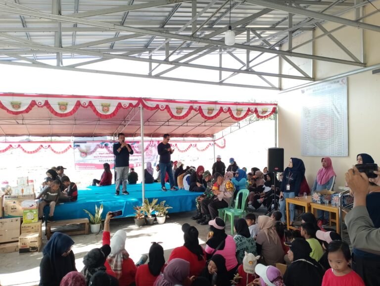 Warga Kelurahan Rapak Dalam, Samarinda, Kalimantan Timur (Kaltim), merayakan Hari Ulang Tahun (HUT) Kota Samarinda yang ke-356 dan HUT Pemerintah Kota Samarinda dengan penuh antusiasme melalui kegiatan jalan santai, Sabtu (27/1/2024)