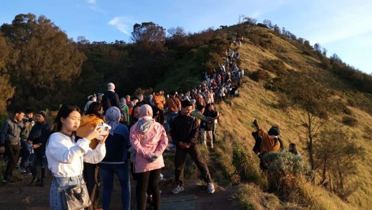 Taman Nasional Bromo Tengger Semeru di Kabupaten Pasuruan, Provinsi Jawa Timur (Jatim) masih menjadi destinasi wisata pilihan yang digemari para pelancong dari berbagai wilayah di Indonesia.