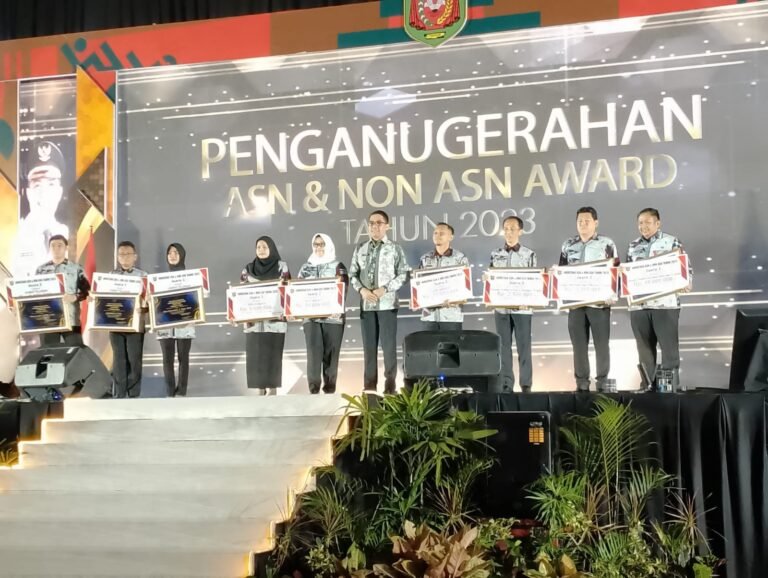 Camat Loa Janan Ilir, Samarinda, Kalimantan Timur (Kaltim), Syahrudins berhasil menyabet gelar Terbaik II dalam kategori Camat Teladan 2023 pada Penganugerahan Aparatur Sipil Negara (ASN) dan Non ASN Award yang diadakan oleh Pemerintah Kota Samarinda.